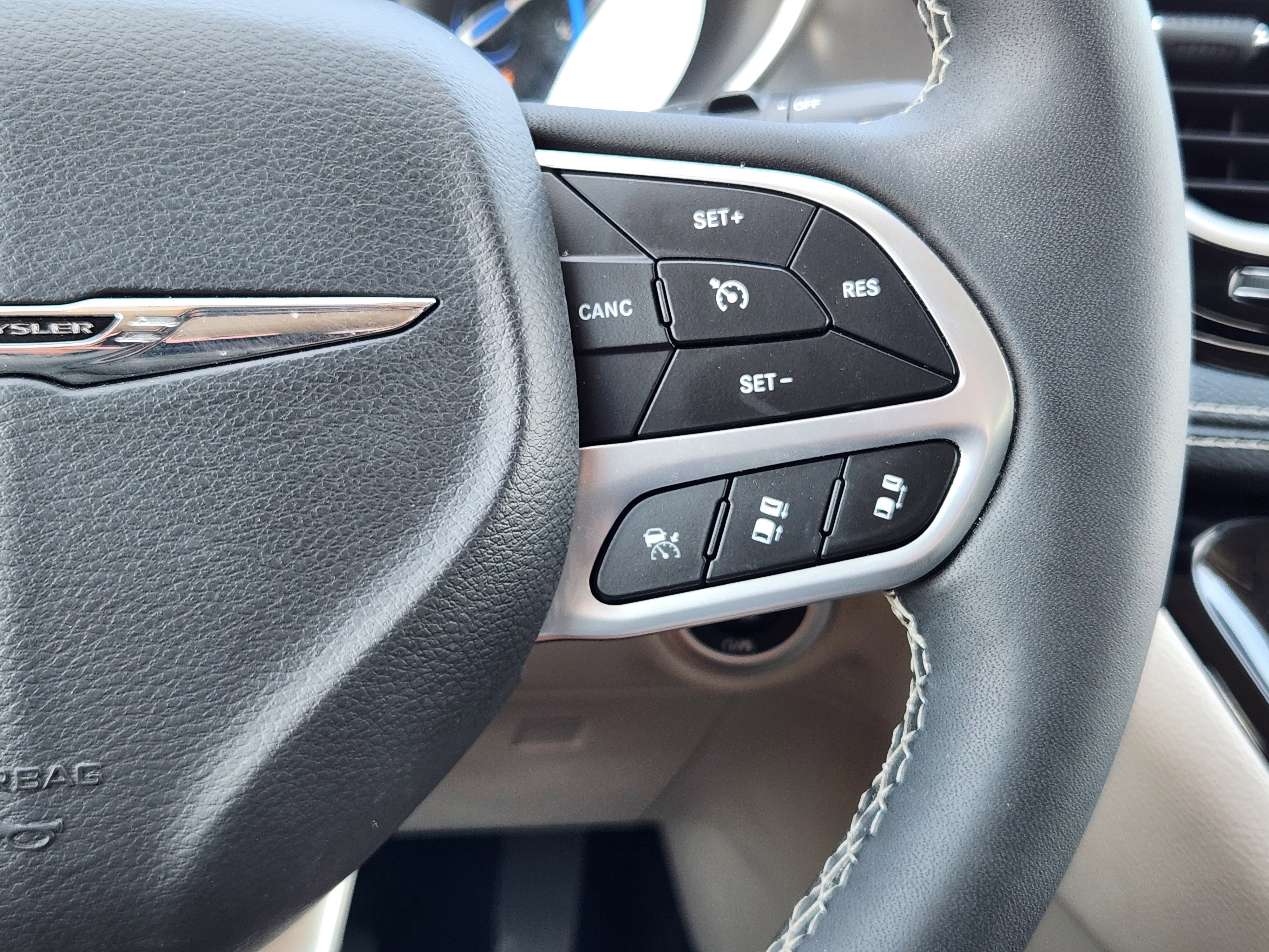 Used 2022 Chrysler Pacifica Touring-L image 25