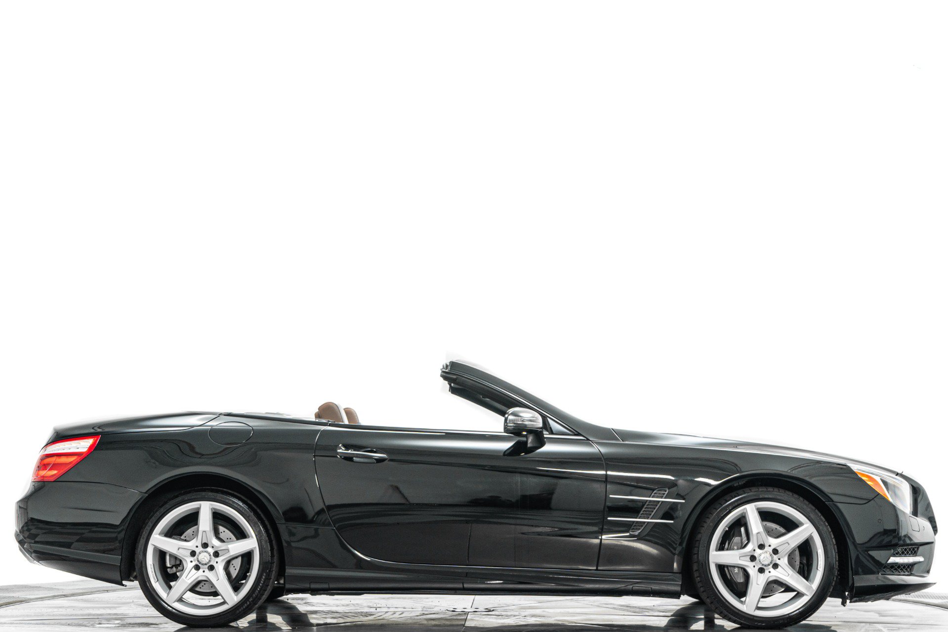 Used 2016 Mercedes-Benz SL 550 image 2