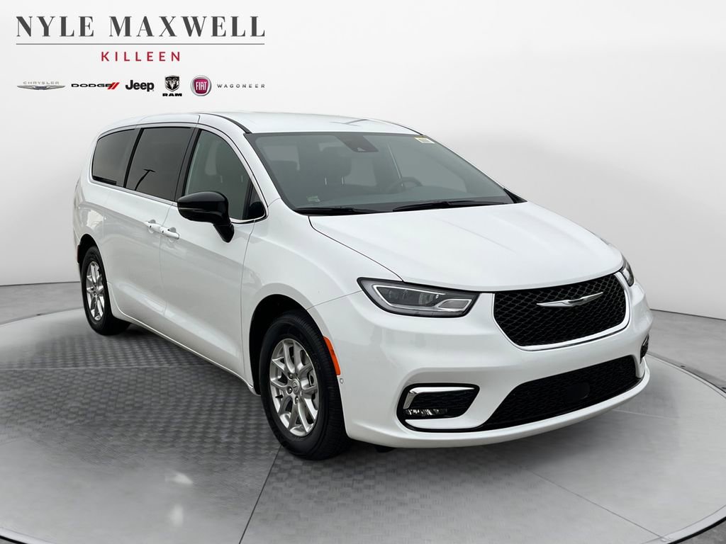 New 2026 Chrysler Pacifica Select image 2