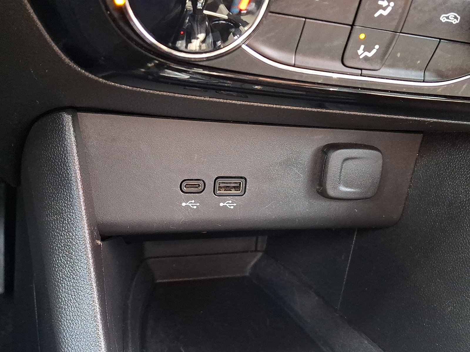 Used 2024 Buick Encore GX Sport Touring AWD/4WD image 25