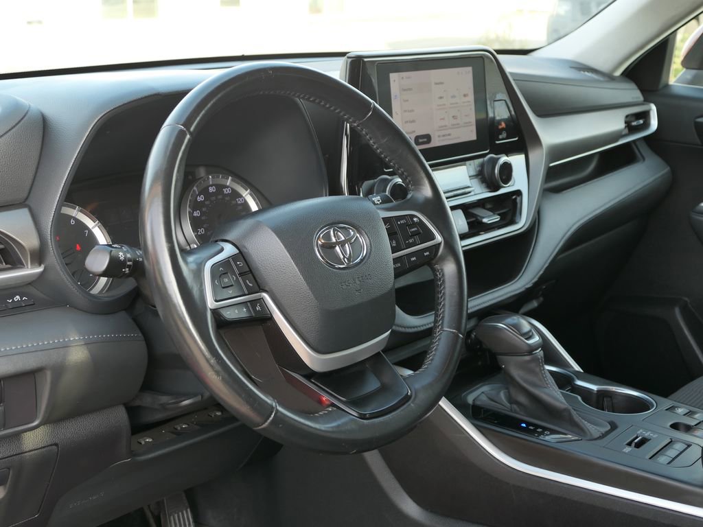 Used 2023 Toyota Highlander XSE image 11