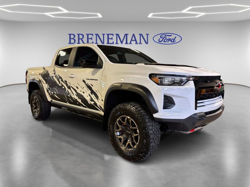 Used 2024 Chevrolet Colorado ZR2 w/ ZR2 Convenience Package III image 3