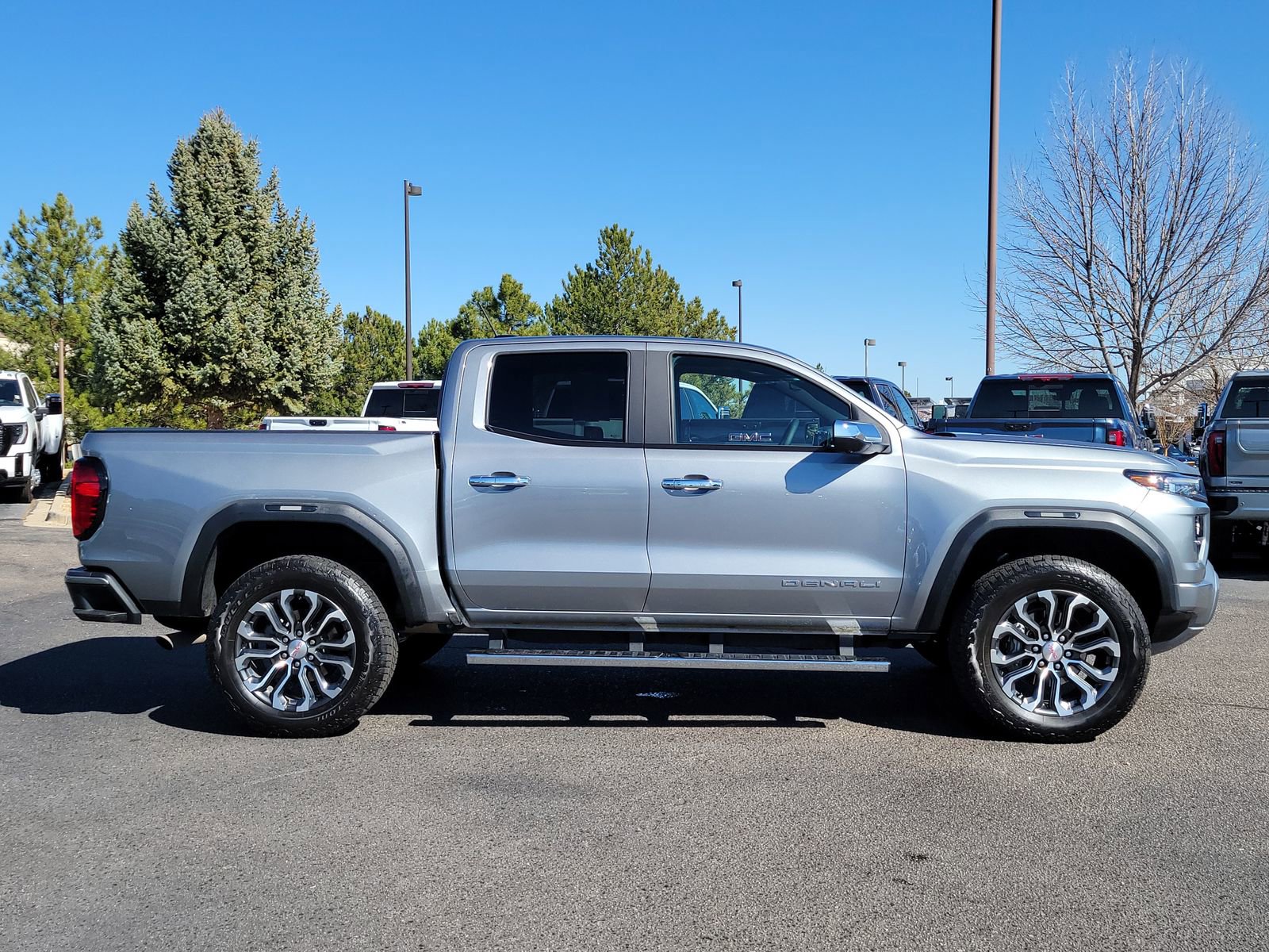 Used 2024 GMC Canyon Denali image 2