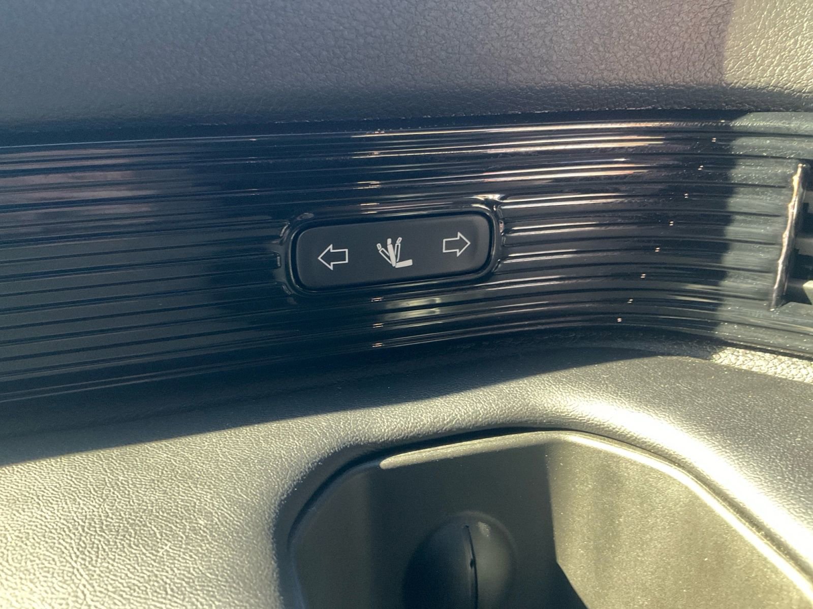 Used 2025 Jeep Grand Wagoneer L Series III AWD/4WD image 35