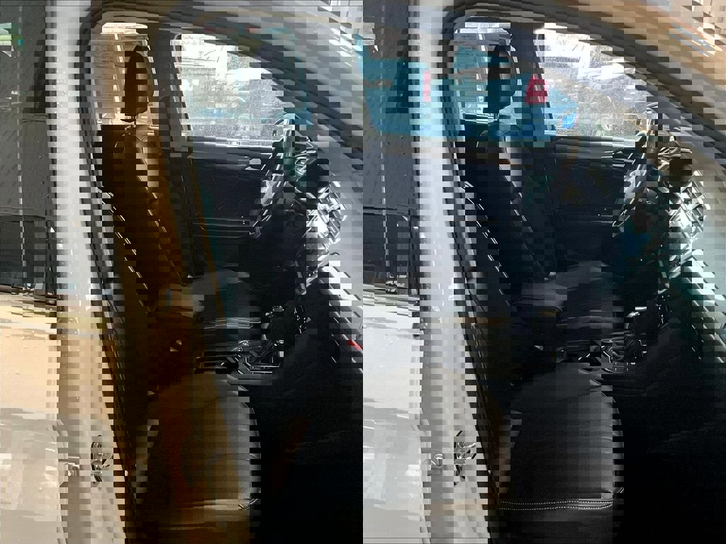 Used 2024 Volkswagen Tiguan SE image 11