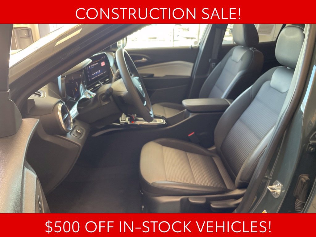 Used 2025 Chevrolet Trax LT FWD image 8