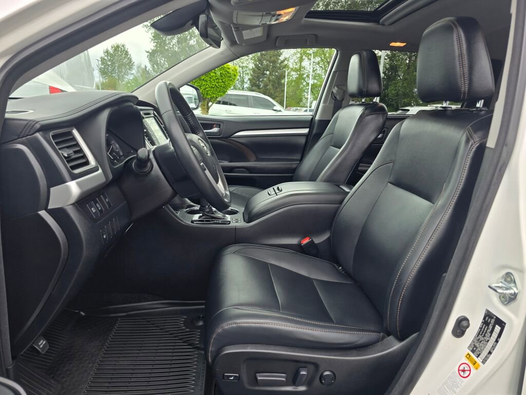 Used 2017 Toyota Highlander XLE AWD/4WD image 12