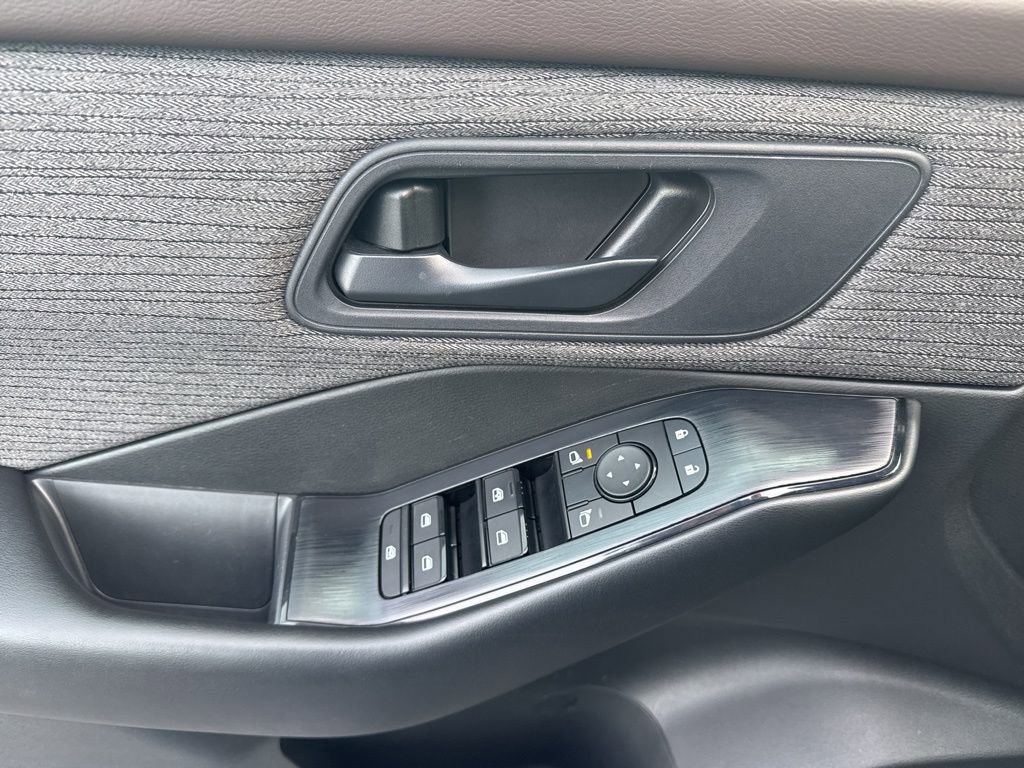 Used 2023 Nissan Rogue S image 24