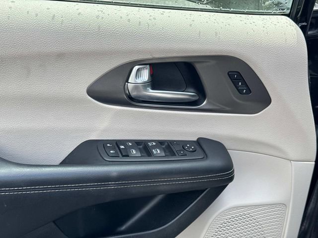Used 2023 Chrysler Pacifica Touring-L FWD image 25