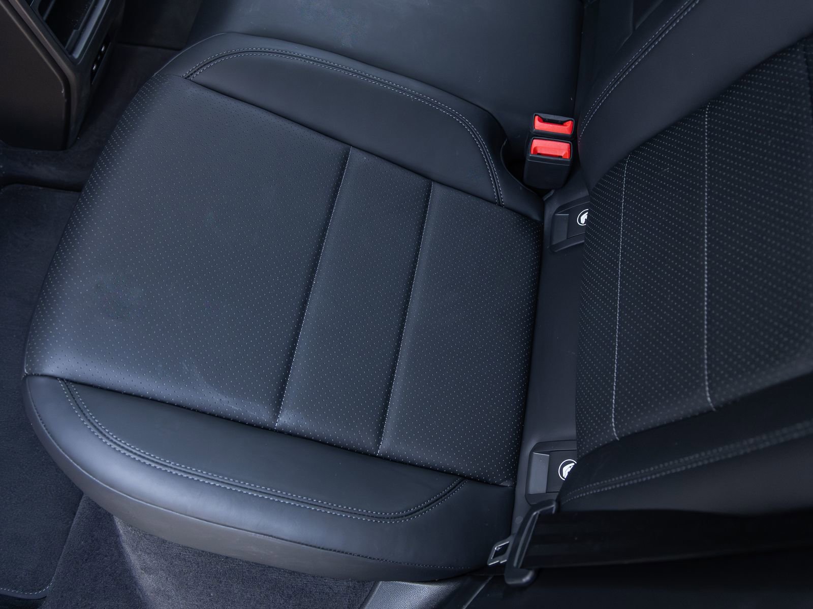 Certified 2025 Porsche Macan Electric image 30