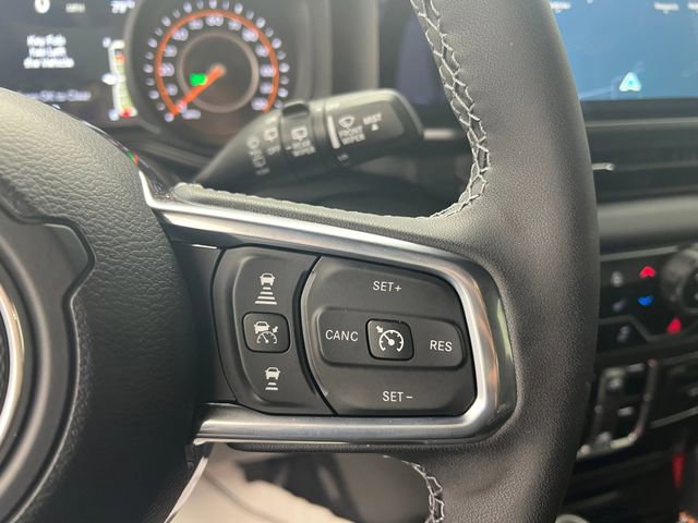 Used 2025 Jeep Wrangler Sahara image 43