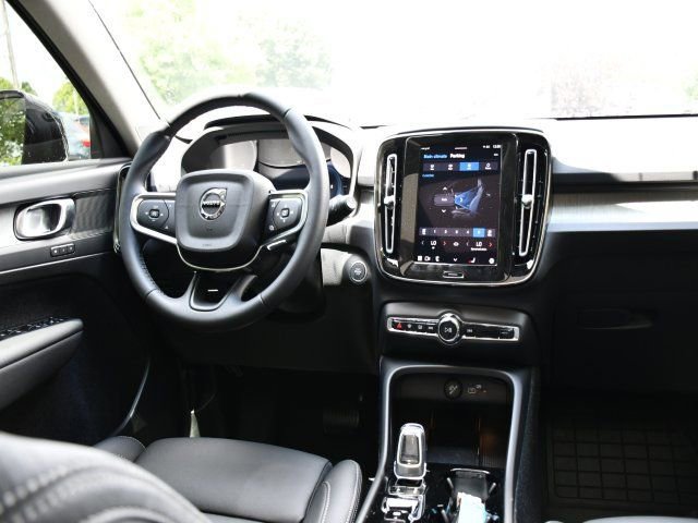 Used 2025 Volvo XC40 B5 Plus w/ Protection Package Premier AWD/4WD image 18