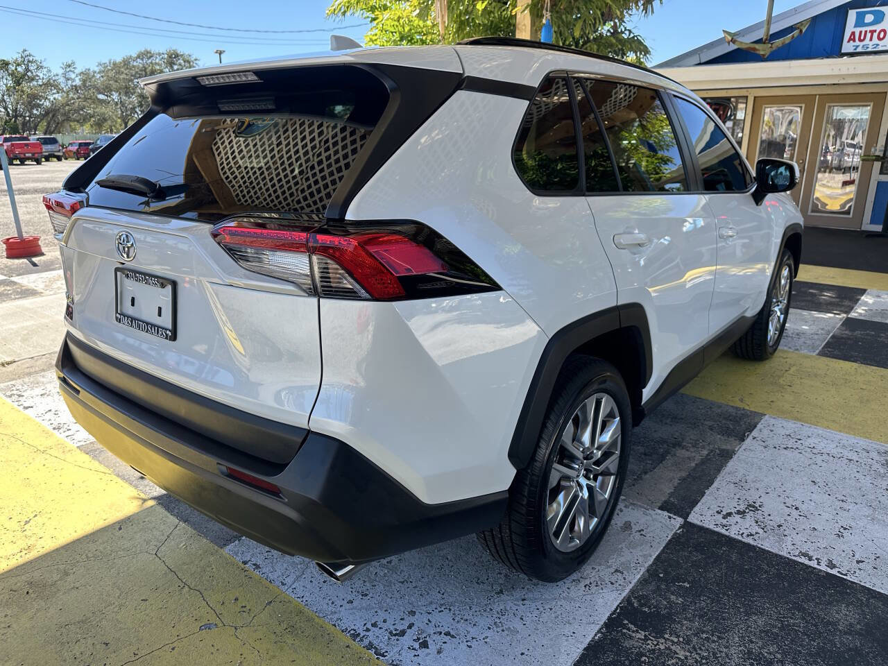 Used 2021 Toyota RAV4 XLE Premium image 5