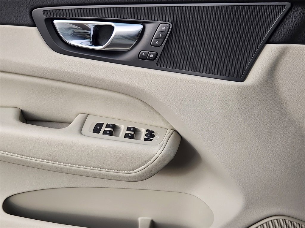 Used 2025 Volvo XC60 B5 Core w/ Protection Package Premier image 9