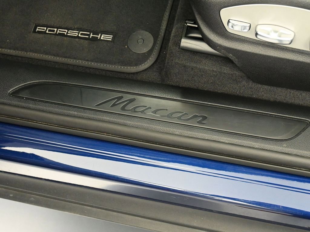Certified 2025 Porsche Macan image 16