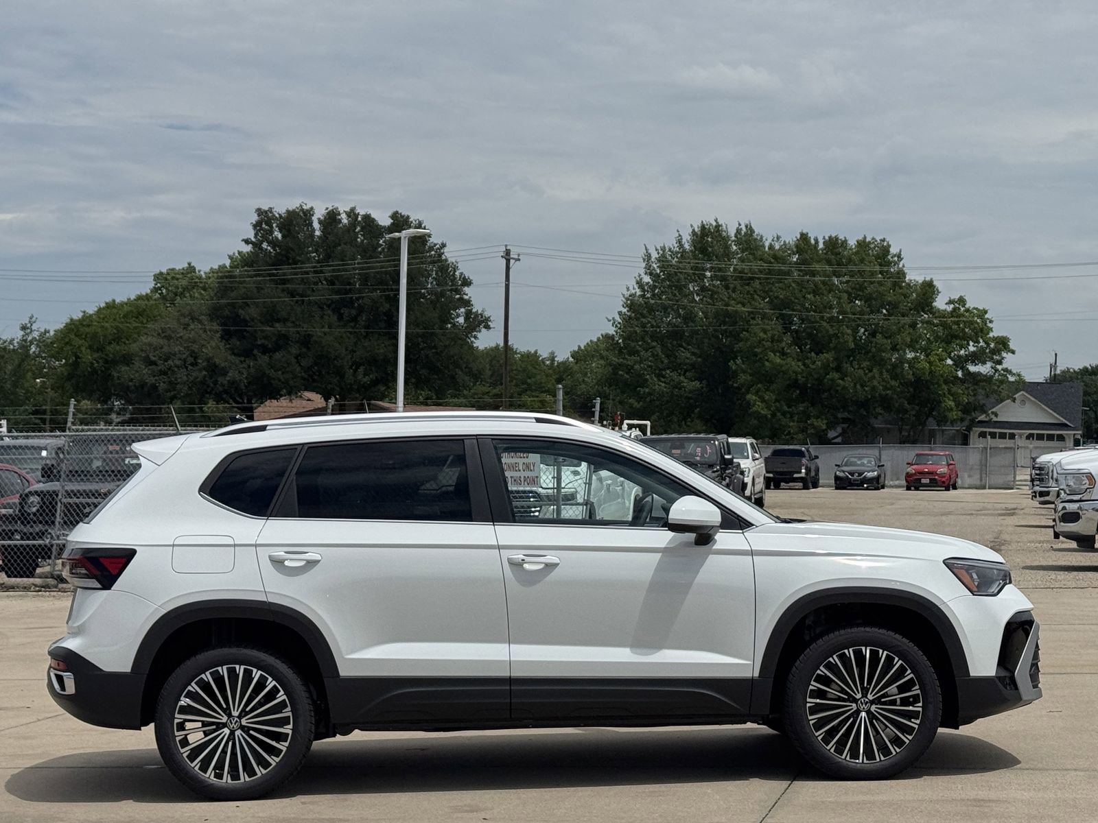 New 2026 Volkswagen Taos SE FWD image 4