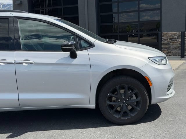 Used 2024 Chrysler Pacifica Limited w/ S Appearance Package AWD/4WD image 3