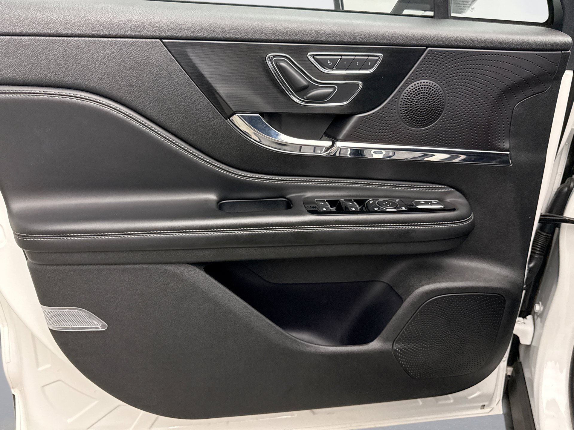Used 2024 Lincoln Corsair AWD image 9