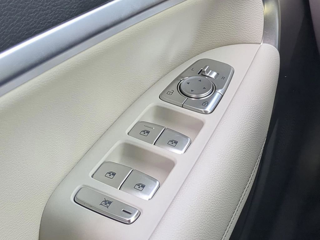 Used 2025 Genesis G70 2.5T image 24