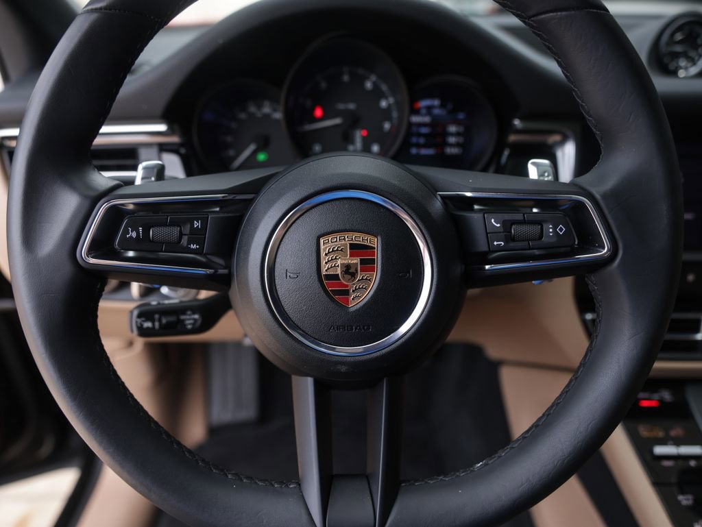 Certified 2025 Porsche Macan image 18