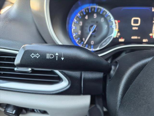 Used 2023 Chrysler Pacifica Touring-L FWD image 16
