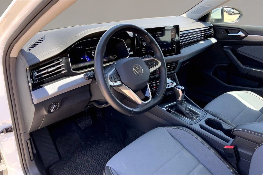 Certified 2025 Volkswagen Jetta SE w/ Sunroof Package FWD image 13