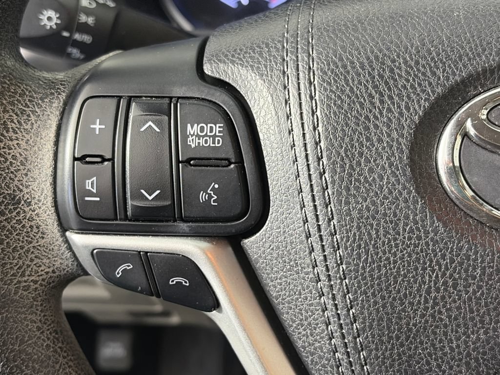 Used 2017 Toyota Highlander LE FWD image 17