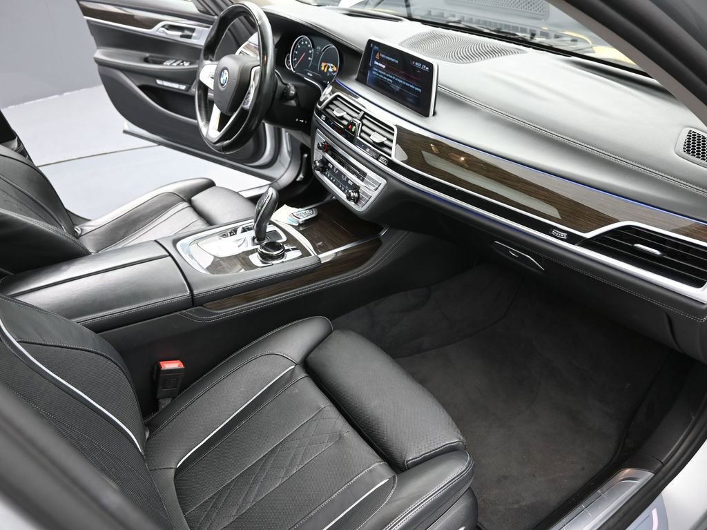 Used 2016 BMW 750i xDrive image 22