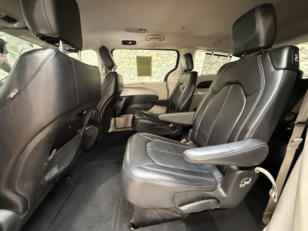 Used 2022 Chrysler Pacifica Touring-L image 15