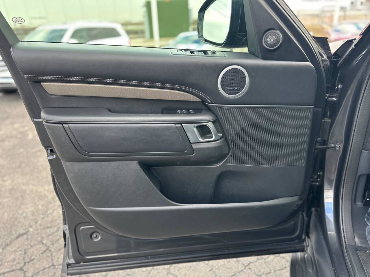 Used 2020 Land Rover Discovery HSE AWD/4WD image 16