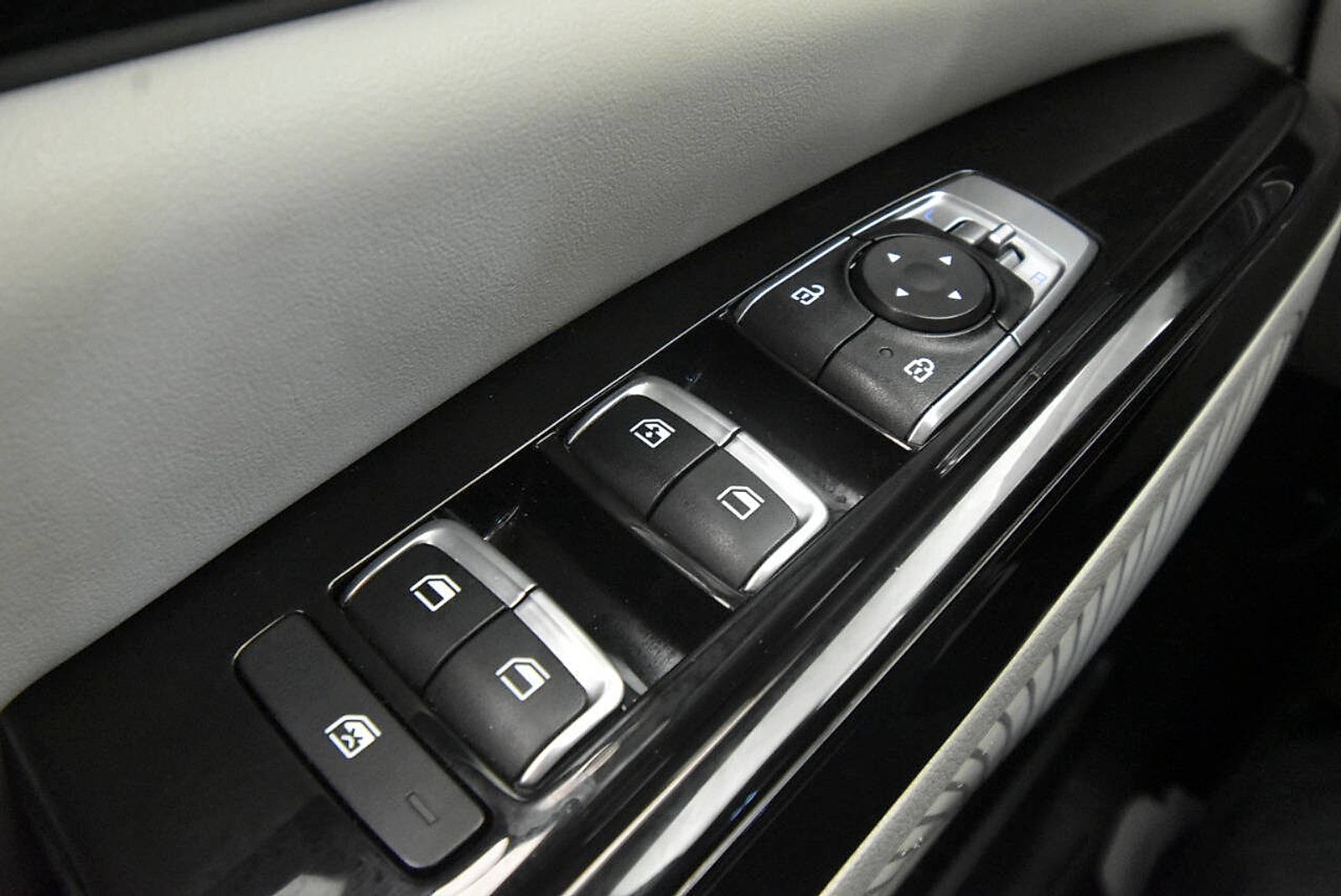 Used 2024 Kia Carnival EX FWD image 31