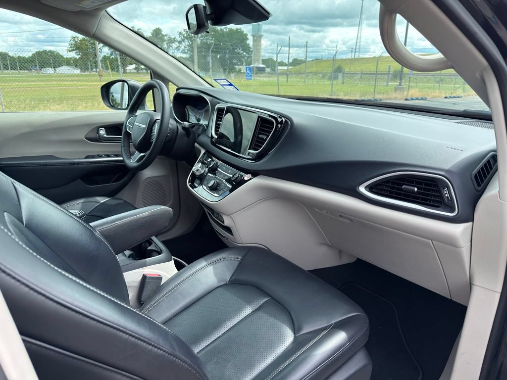 Used 2023 Chrysler Pacifica Touring-L FWD image 38
