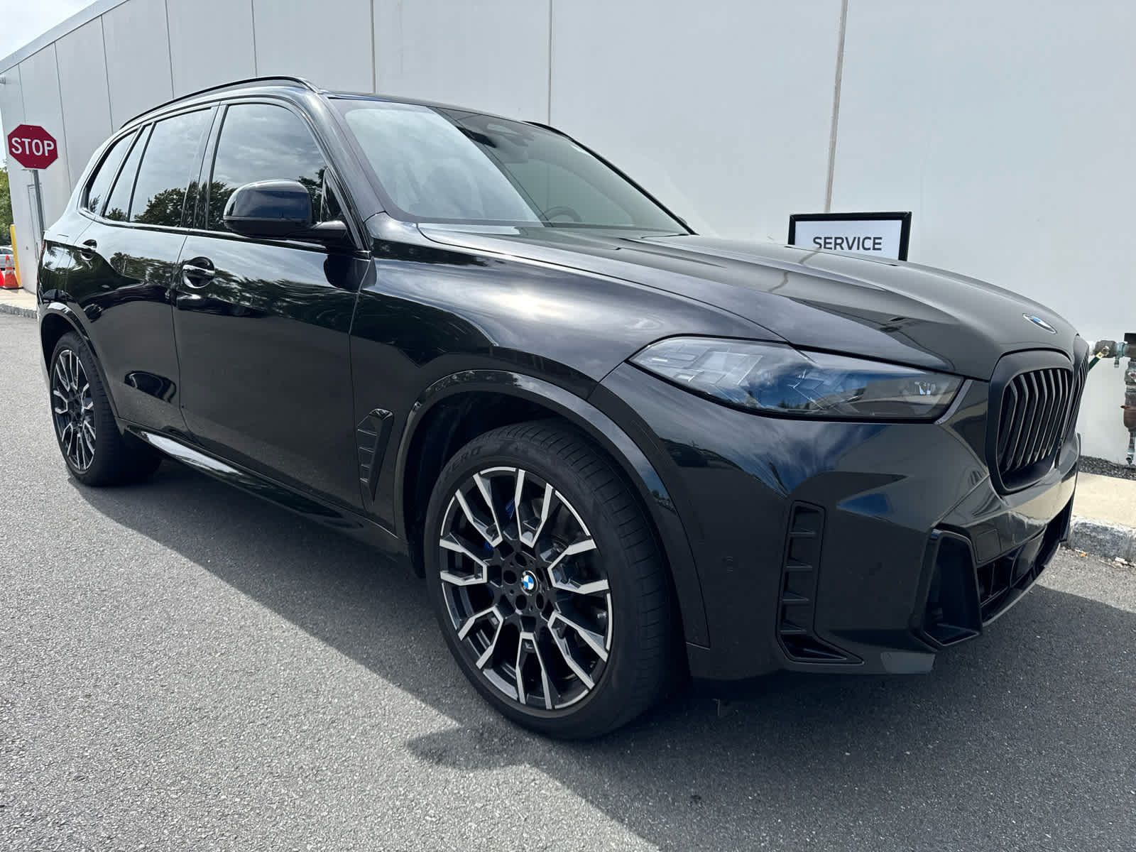 Used 2024 BMW X5 xDrive40i w/ M Sport Package AWD/4WD image 2