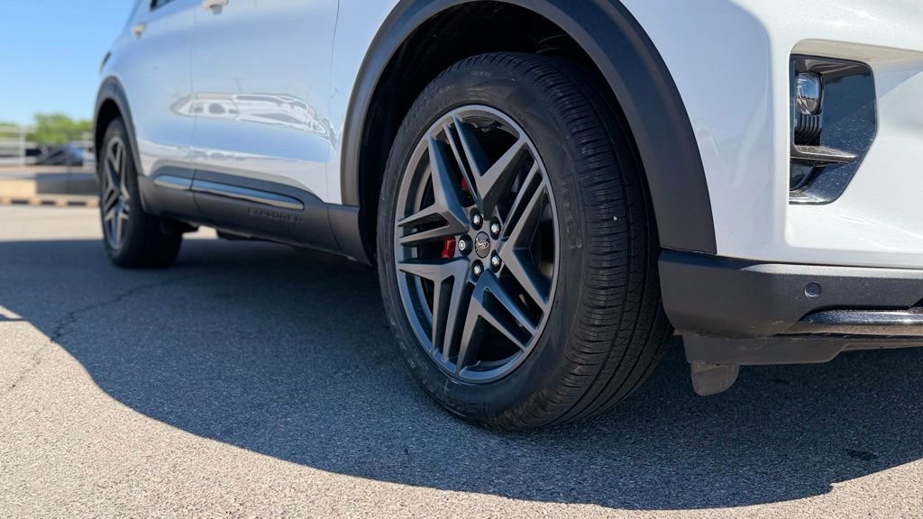 Used 2025 Ford Explorer ST-Line w/ Premium Package RWD image 2