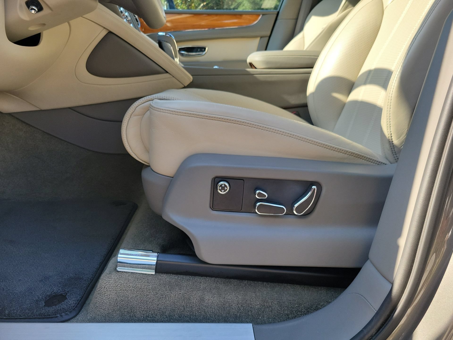 Certified 2023 Bentley Bentayga Plug-In Hybrid AWD/4WD image 32
