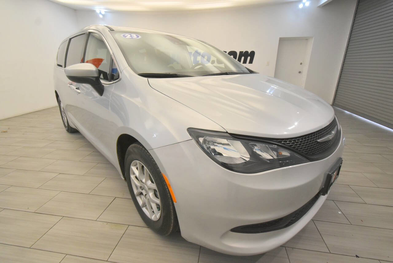 Used 2023 Chrysler Voyager LX FWD image 7