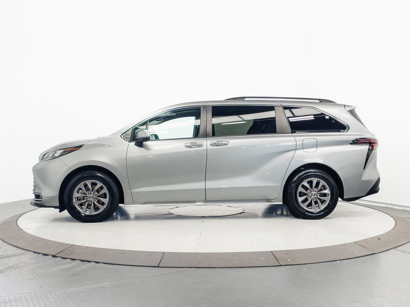 Certified 2024 Toyota Sienna XLE FWD image 9