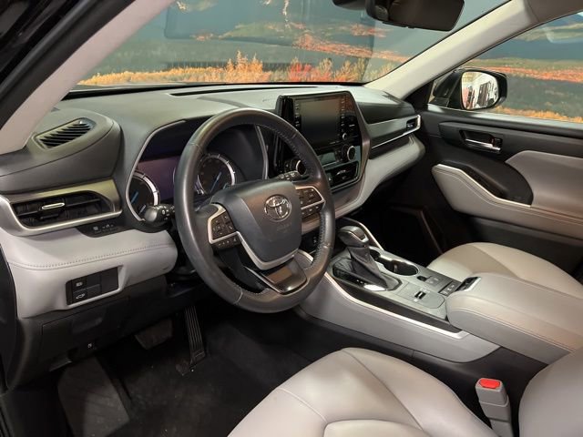 Used 2022 Toyota Highlander XLE AWD/4WD image 23