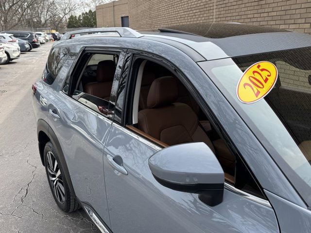 Used 2025 Nissan Pathfinder Platinum w/ Cargo Package image 7