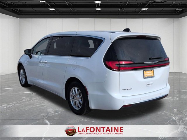 Used 2024 Chrysler Pacifica Touring-L image 3