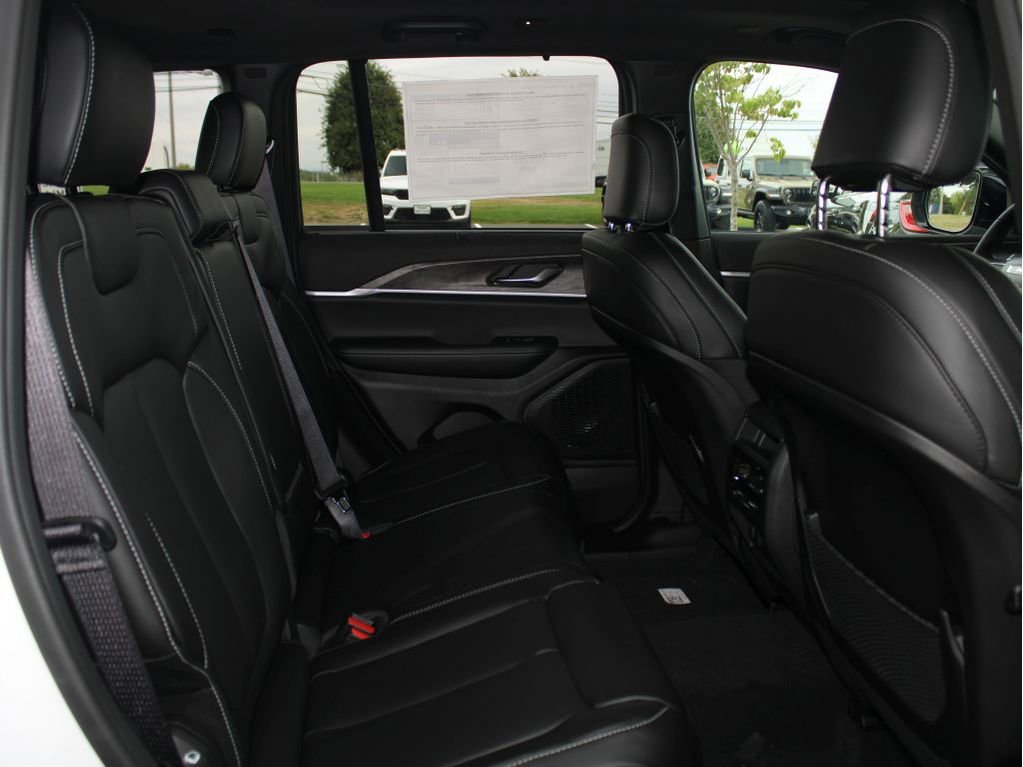 New 2025 Jeep Grand Cherokee Limited w/ Luxury Tech Group II image 32