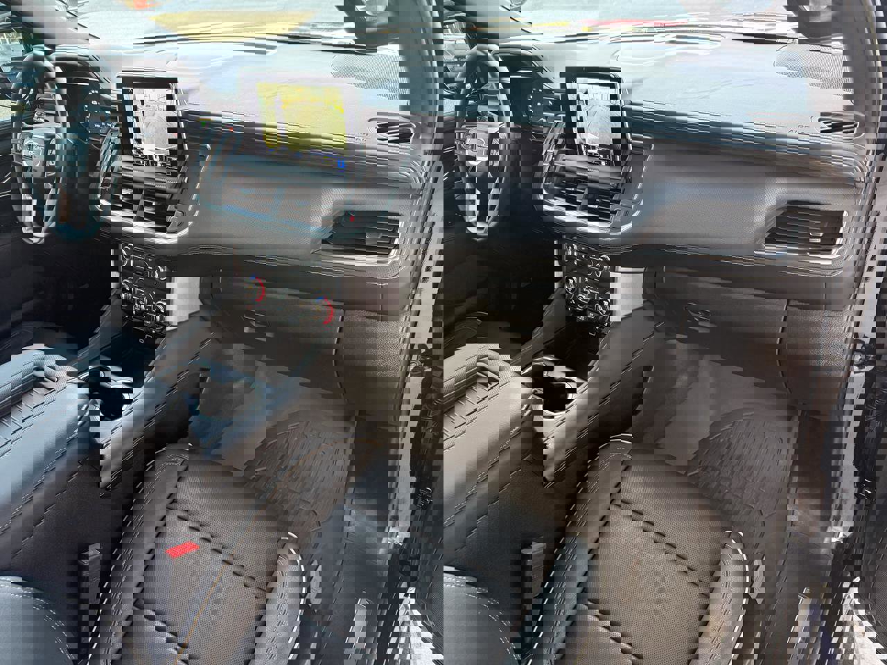 Used 2024 GMC Yukon SLT w/ SLT Luxury Package image 28