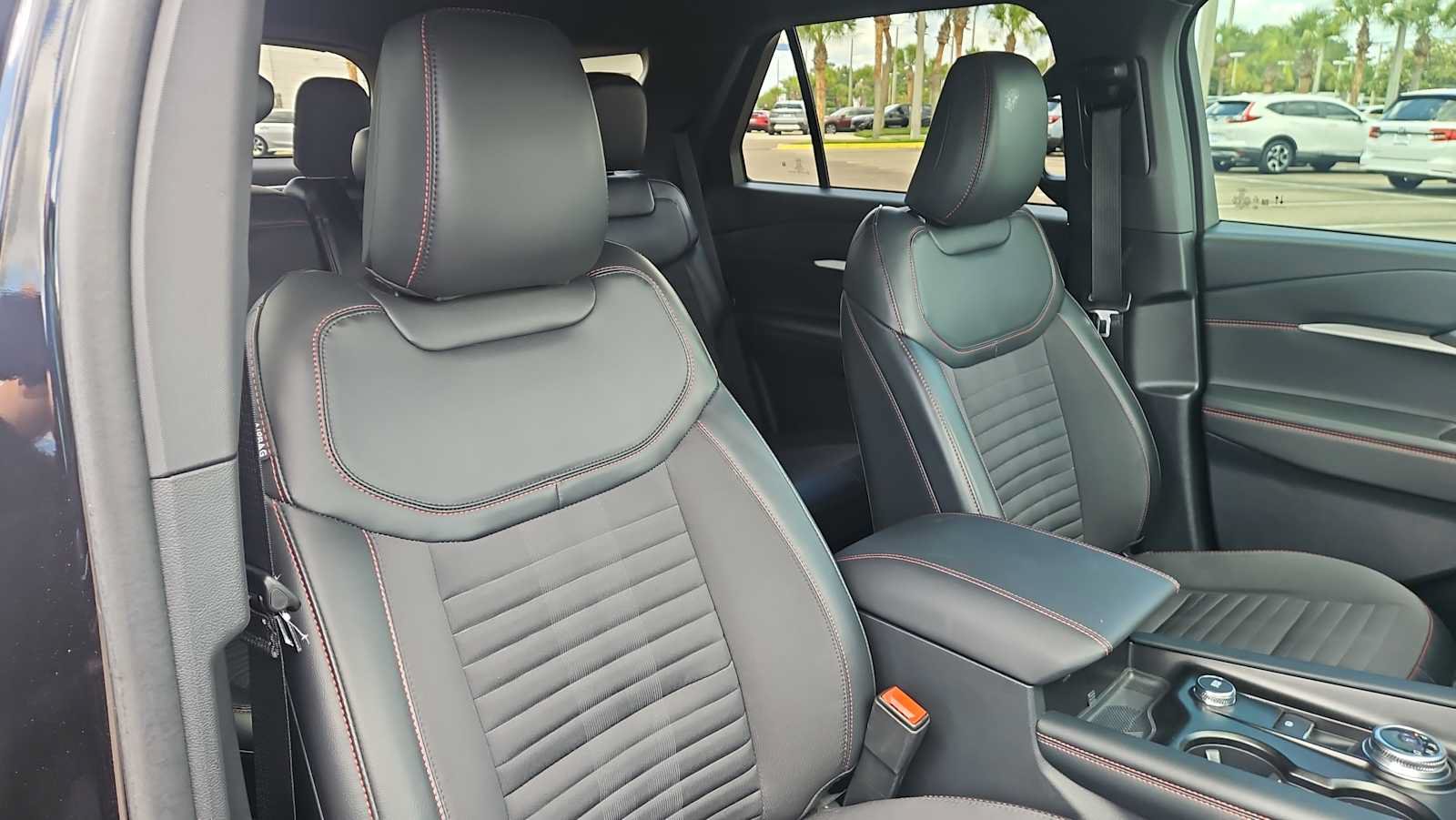 Used 2025 Ford Explorer ST-Line w/ ST-Line Street Pack AWD/4WD image 27