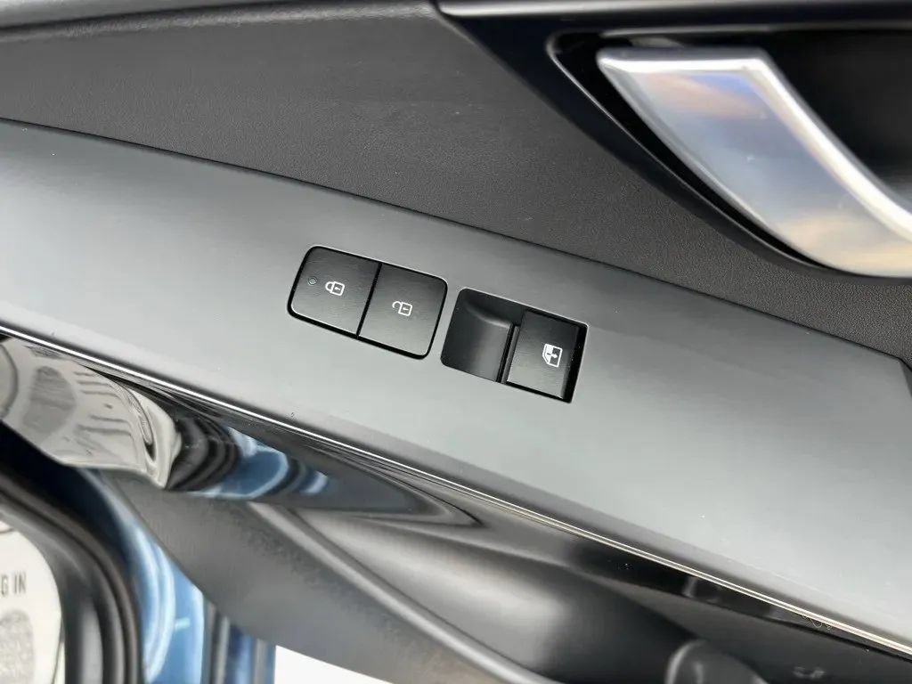 Used 2023 Kia Niro SX Touring FWD image 33