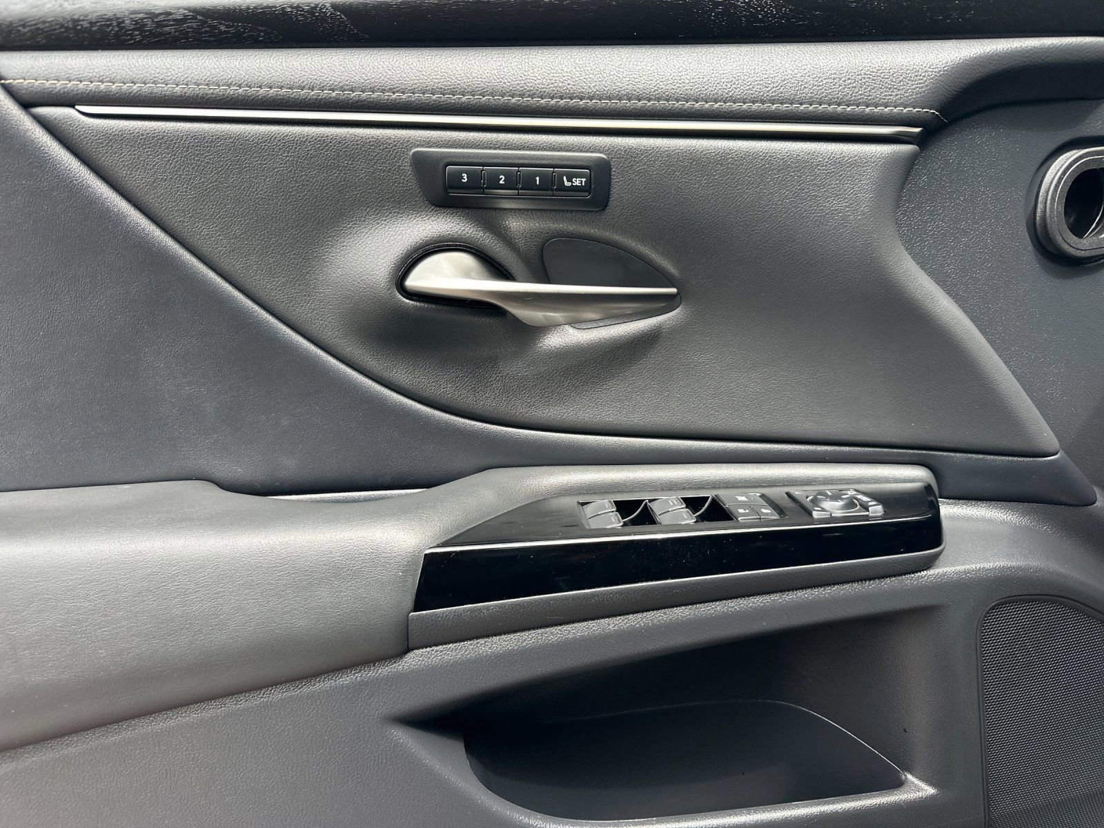 Used 2022 Lexus ES 350 w/ Premium Package image 11