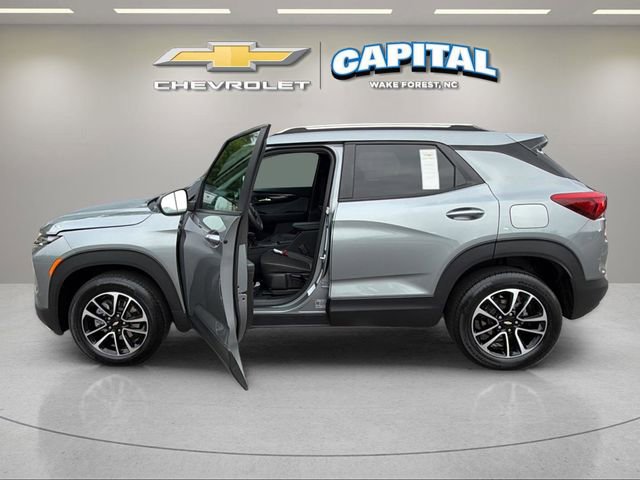 Used 2025 Chevrolet TrailBlazer LT AWD/4WD image 3