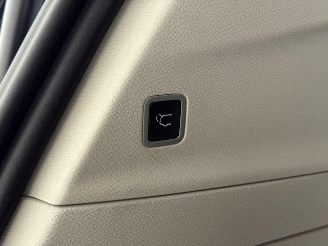 Used 2023 Chrysler Voyager LX FWD image 5