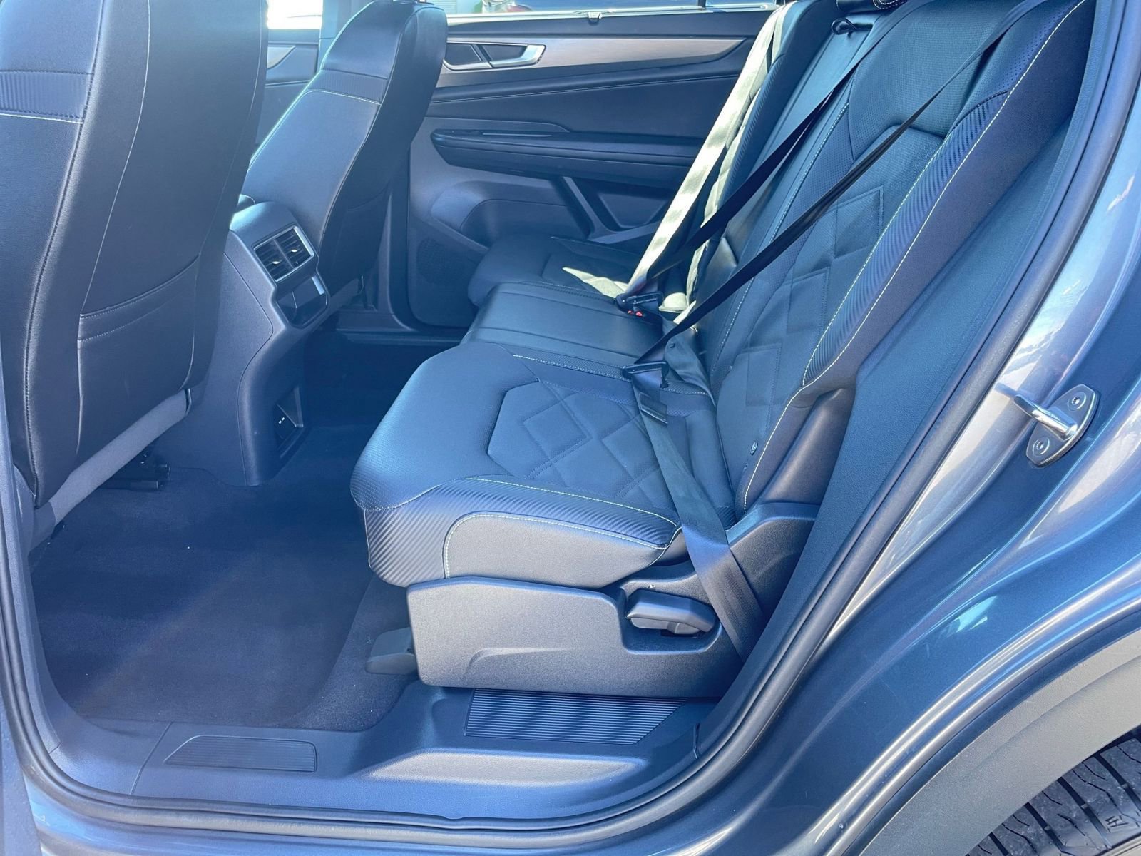 Used 2025 Volkswagen Atlas Cross Sport SE image 28