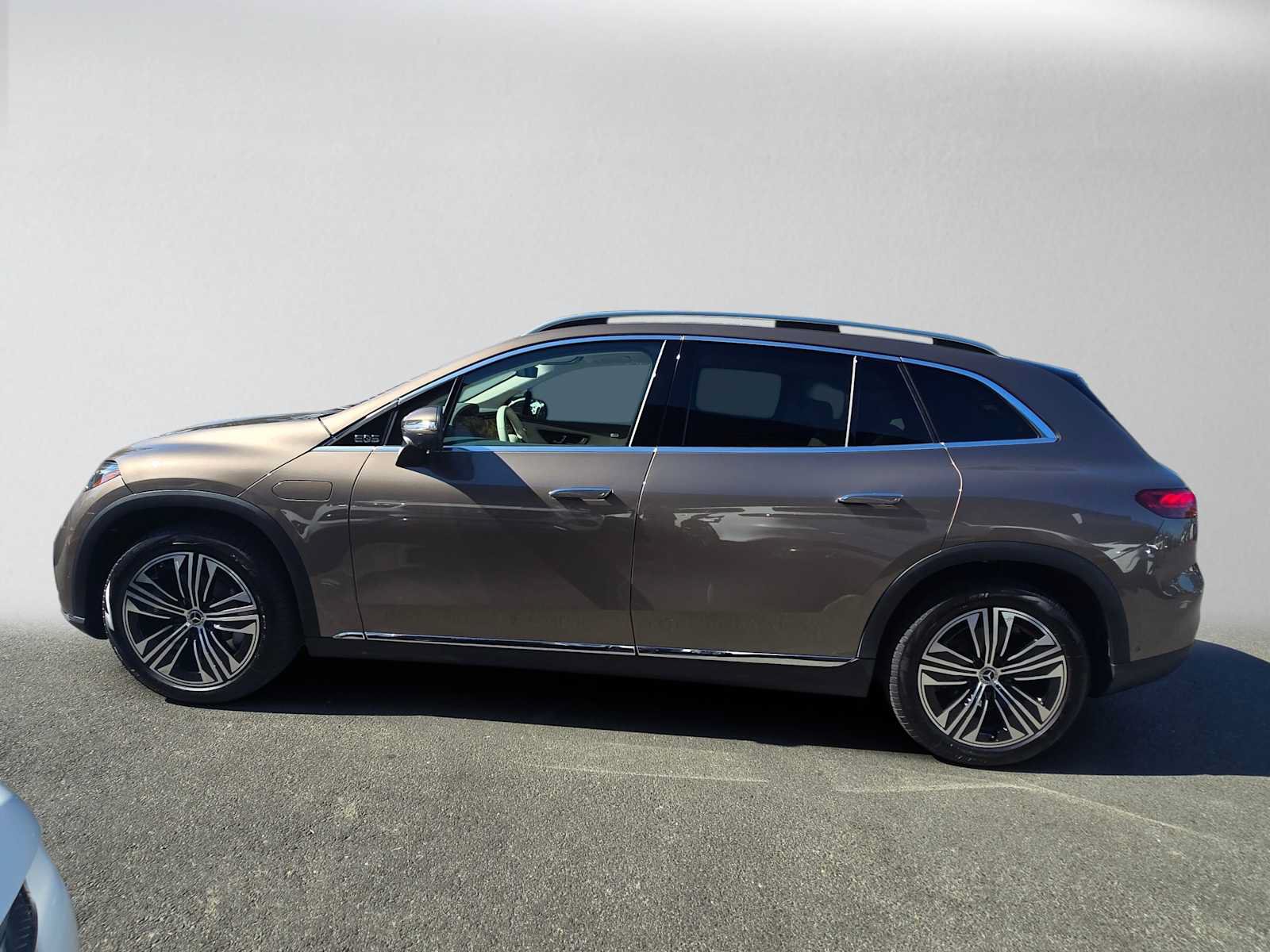 New 2027 Mercedes-Benz EQS 400 4MATIC SUV image 6