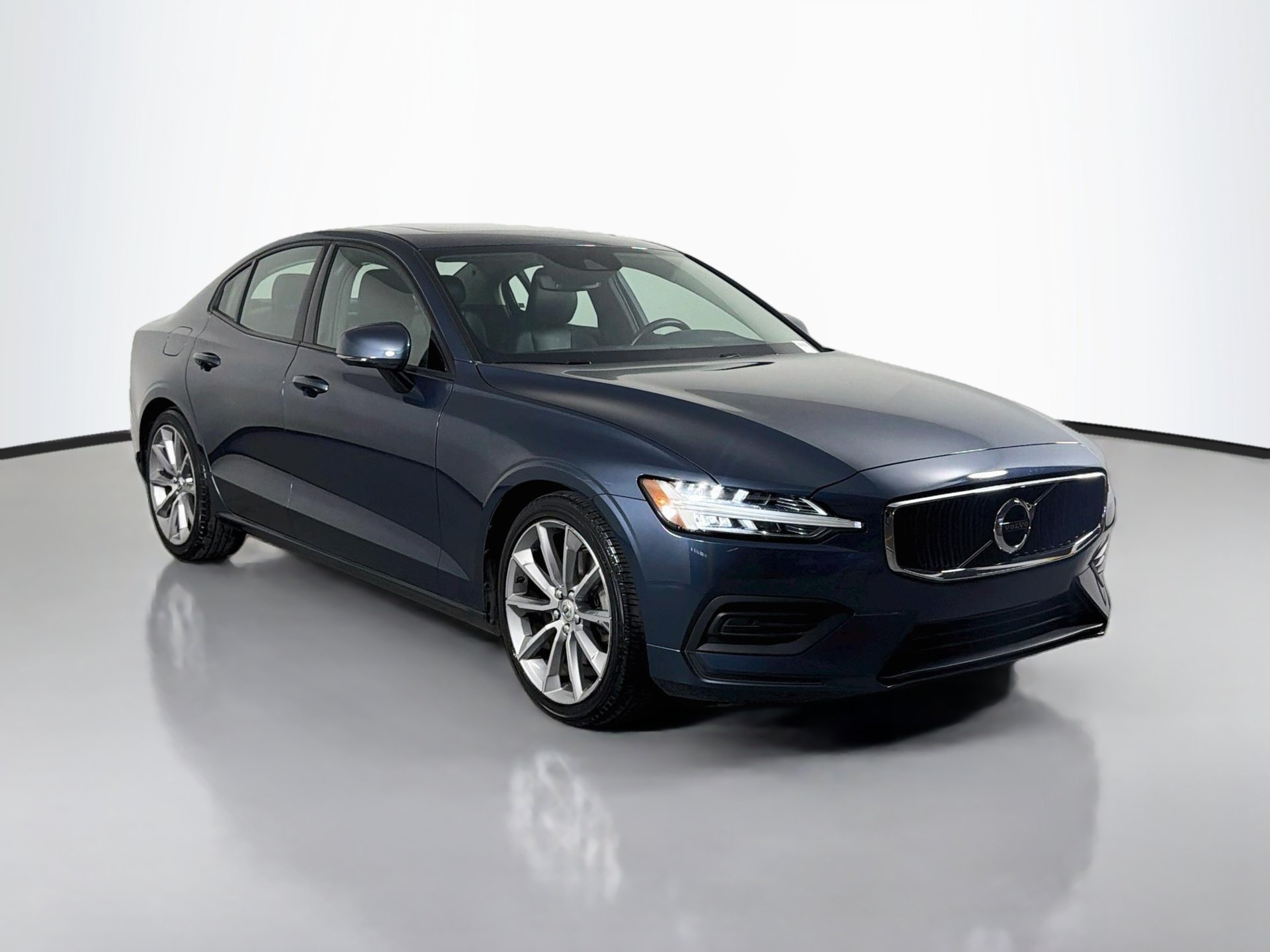 Used 2019 Volvo S60 T5 Momentum w/ Multimedia Package FWD image 3